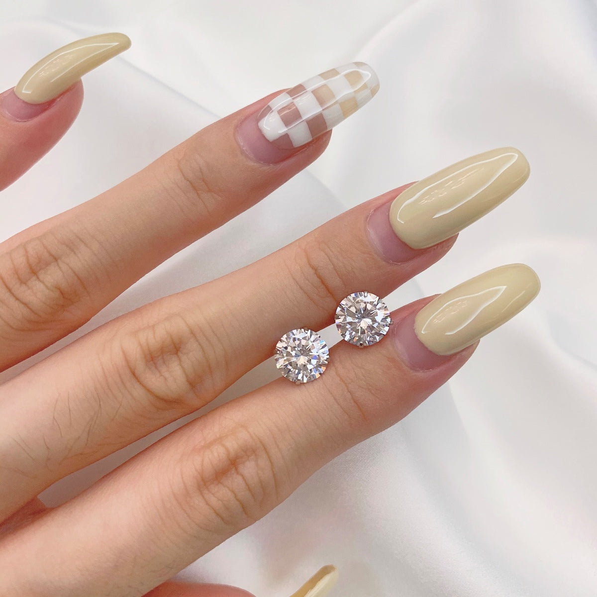 Angela Jewelry]Stylish Shiny Round Center Stone Stud Earrings