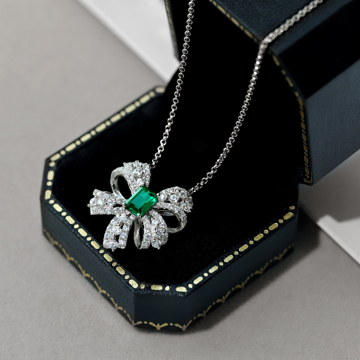 Angela Jewelry]Luxurious Flower Shape Emerald Cut Necklace