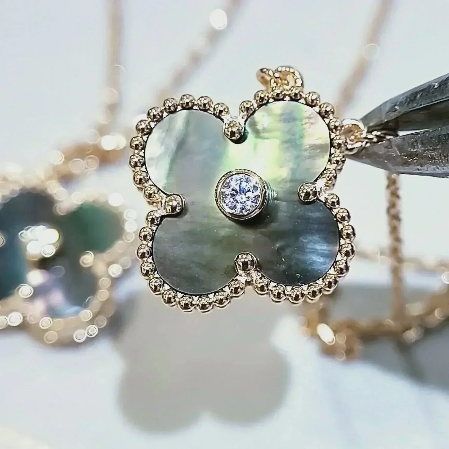 [Angela Jewellery]CLOVER 15MM DIAMOND AND MOTHER-OF-GREY NECKLACE