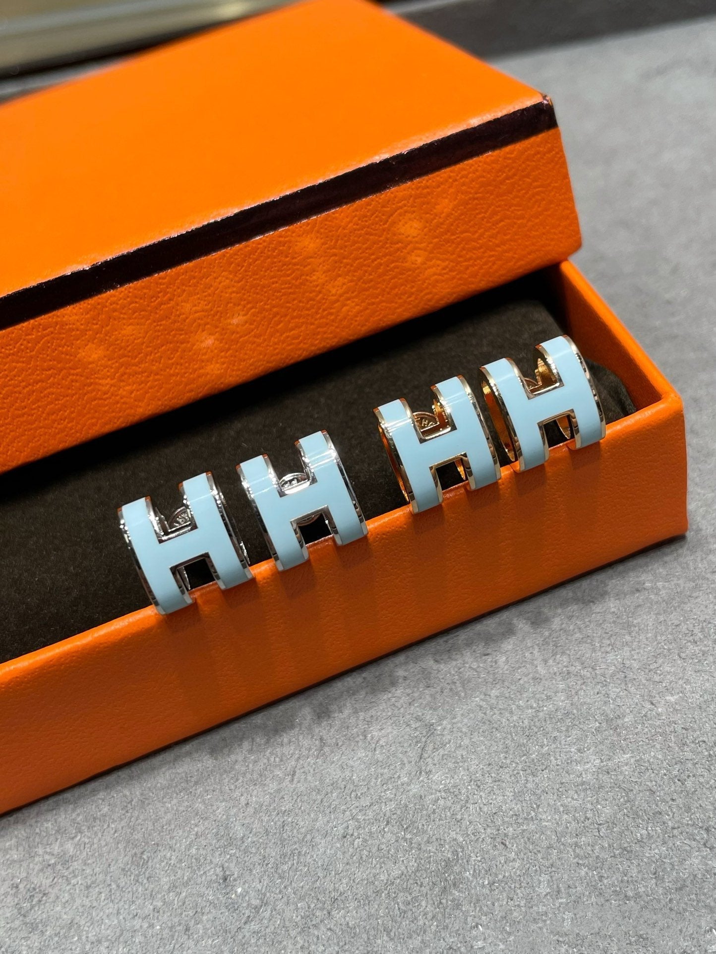 [Angela Jewellery]POP H SKY BLUE STUD EARRINGS