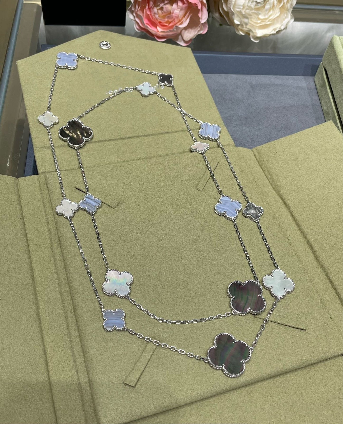 [Angela Jewellery]CLOVER 16 MOTIF CHALCEDONY MOP SILVER NECKLACE
