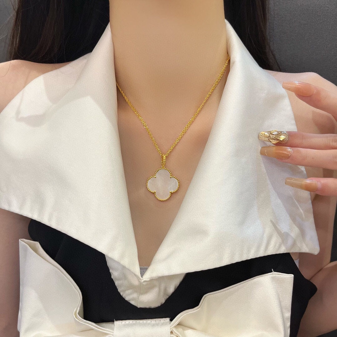 [Angela Jewellery]CLOVER 25MM MOP LARGE PENDANT NECKLACE