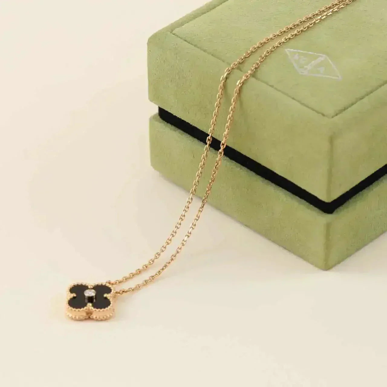 [Angela Jewellery]CLOVER 15MM DIAMOND ONYX NECKLACE