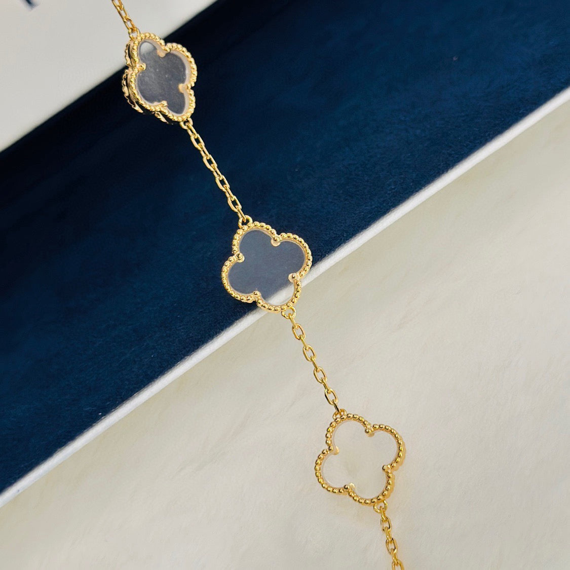 [Angela Jewellery]CLOVER 5 MOTIF ROCK CRYSTAL PINK GOLD BRACELET