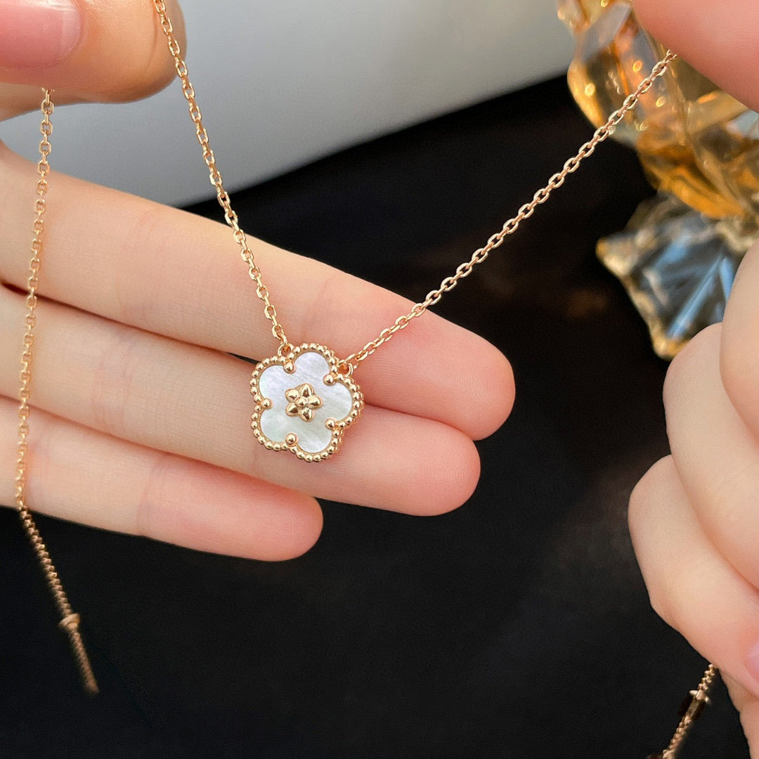 [Angela Jewellery]LUCKY  WHITE MOP  PLUM BLOSSOM NECKLACE