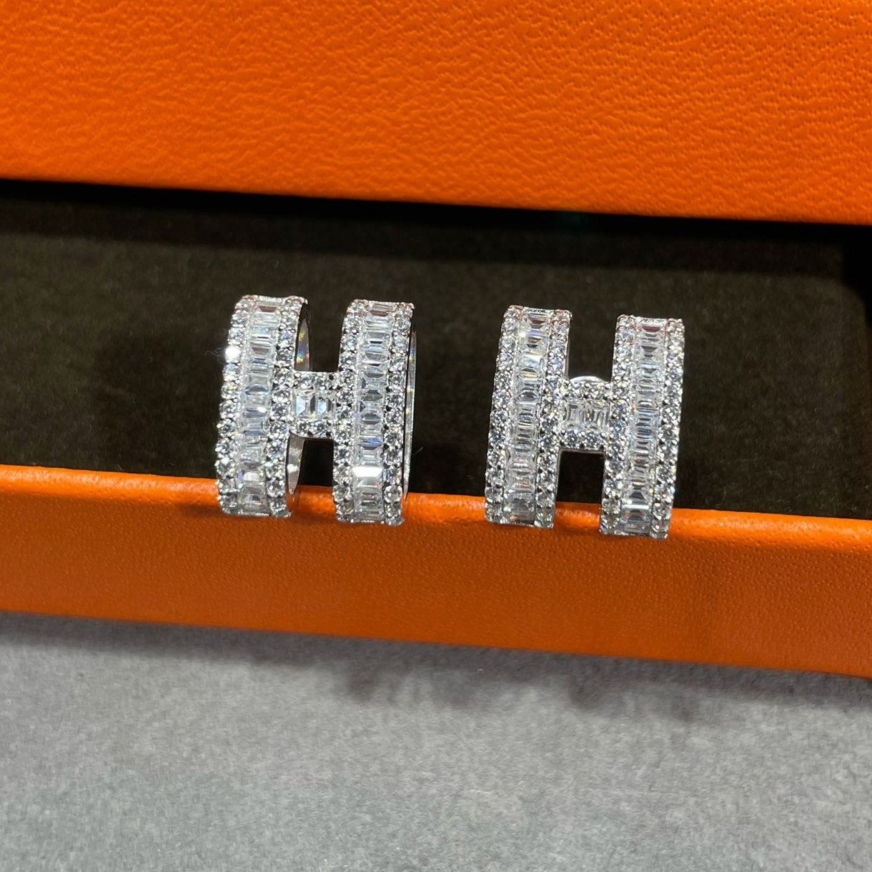 [Angela Jewellery]H STUD EARRINGS WITH SILVER DIAMONDS