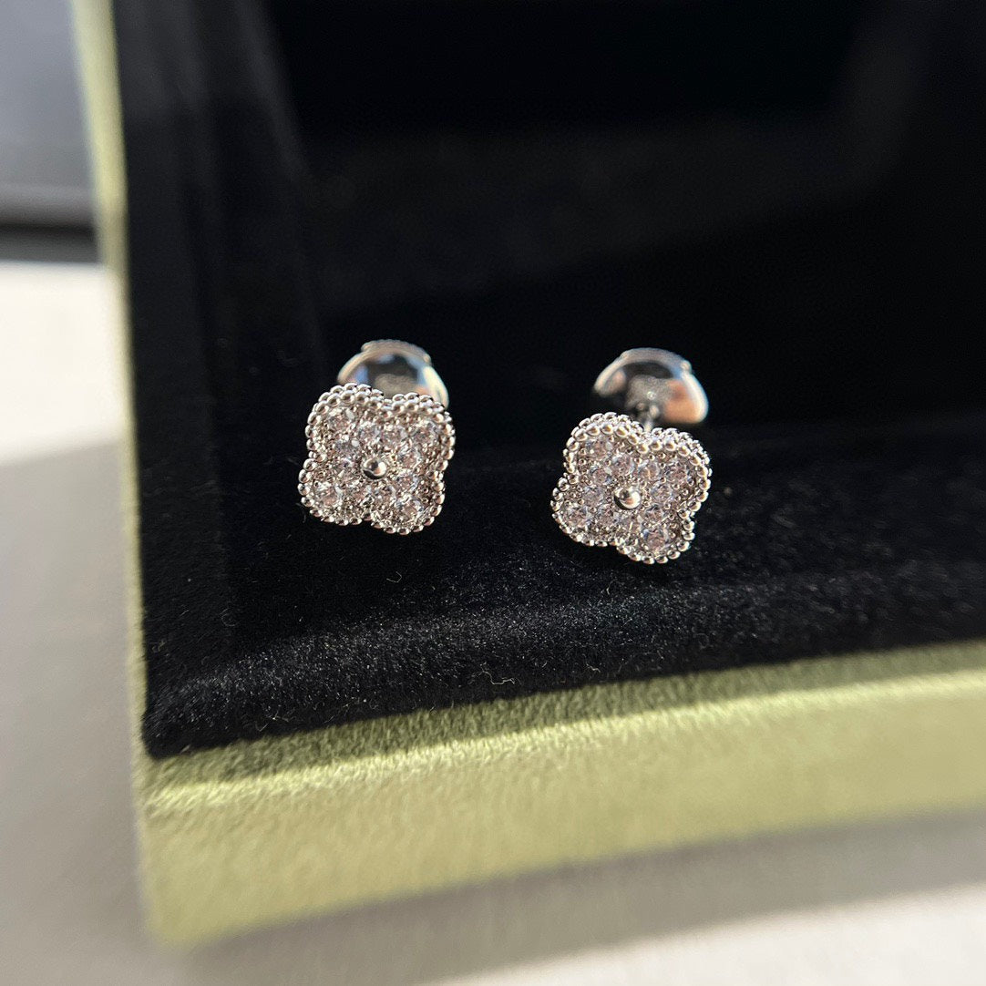 [Angela Jewellery]CLOVER MINI DIAMOND STUD EARRINGS